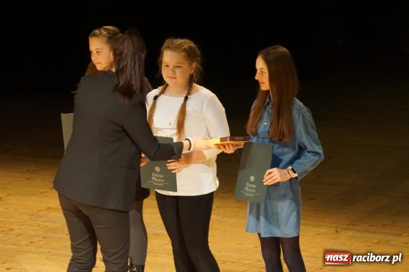 Zdjęcie w galerii na portalu naszraciborz.pl: Prezydent wręczył uczniom raciborskich szkół stypendia za wyniki w nauce  wiadomości z regionu