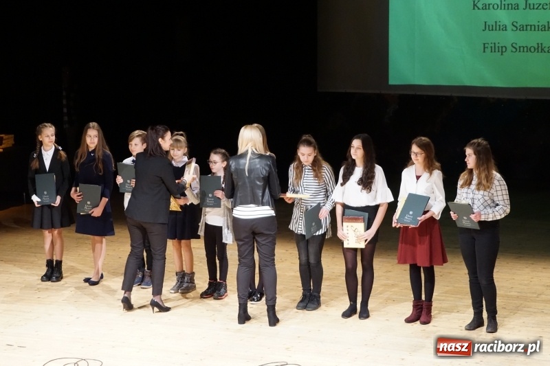 Zdjęcie w galerii na portalu naszraciborz.pl: Prezydent wręczył uczniom raciborskich szkół stypendia za wyniki w nauce  wiadomości z regionu