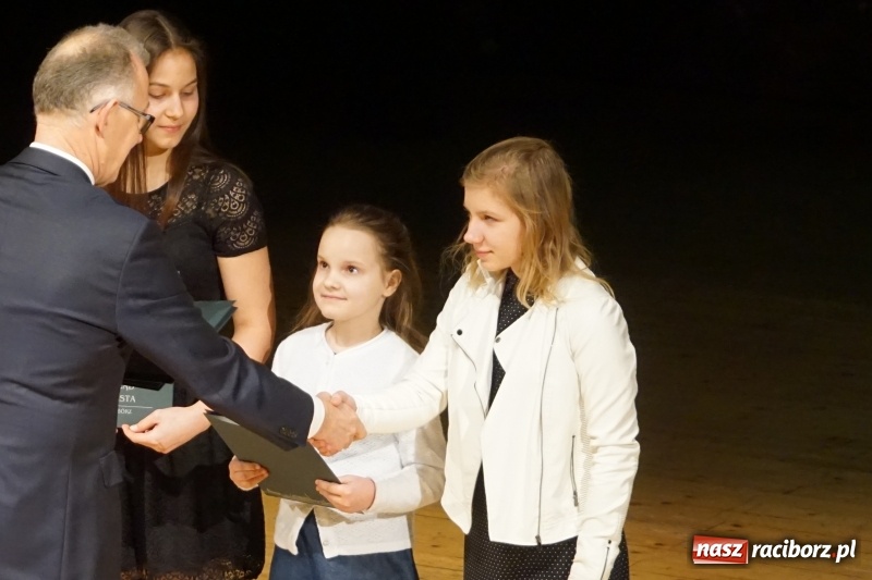 Zdjęcie w galerii na portalu naszraciborz.pl: Prezydent wręczył uczniom raciborskich szkół stypendia za wyniki w nauce  wiadomości z regionu