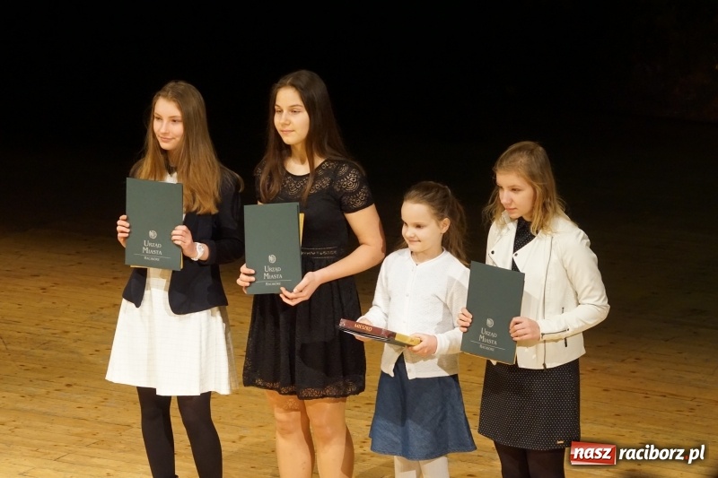 Zdjęcie w galerii na portalu naszraciborz.pl: Prezydent wręczył uczniom raciborskich szkół stypendia za wyniki w nauce  wiadomości z regionu