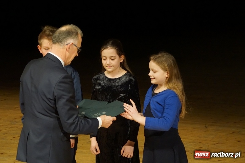 Zdjęcie w galerii na portalu naszraciborz.pl: Prezydent wręczył uczniom raciborskich szkół stypendia za wyniki w nauce  wiadomości z regionu