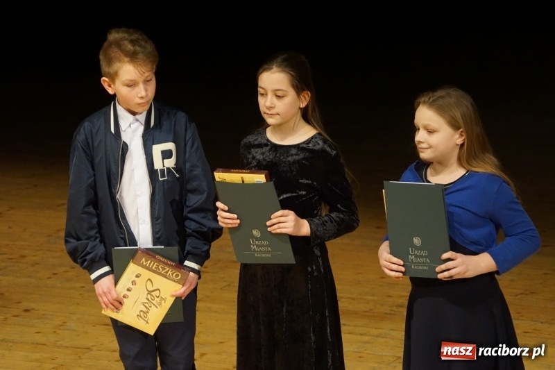 Zdjęcie w galerii na portalu naszraciborz.pl: Prezydent wręczył uczniom raciborskich szkół stypendia za wyniki w nauce  wiadomości z regionu