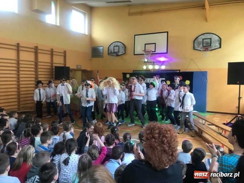 Zdjęcie w galerii na portalu naszraciborz.pl: Mężczyźni Kobietom w SP 13 wiadomości z regionu