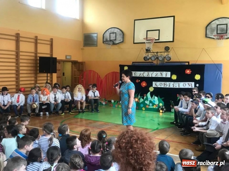 Zdjęcie w galerii na portalu naszraciborz.pl: Mężczyźni Kobietom w SP 13 wiadomości z regionu