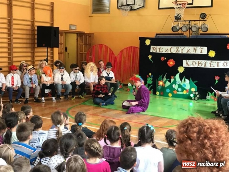 Zdjęcie w galerii na portalu naszraciborz.pl: Mężczyźni Kobietom w SP 13 wiadomości z regionu