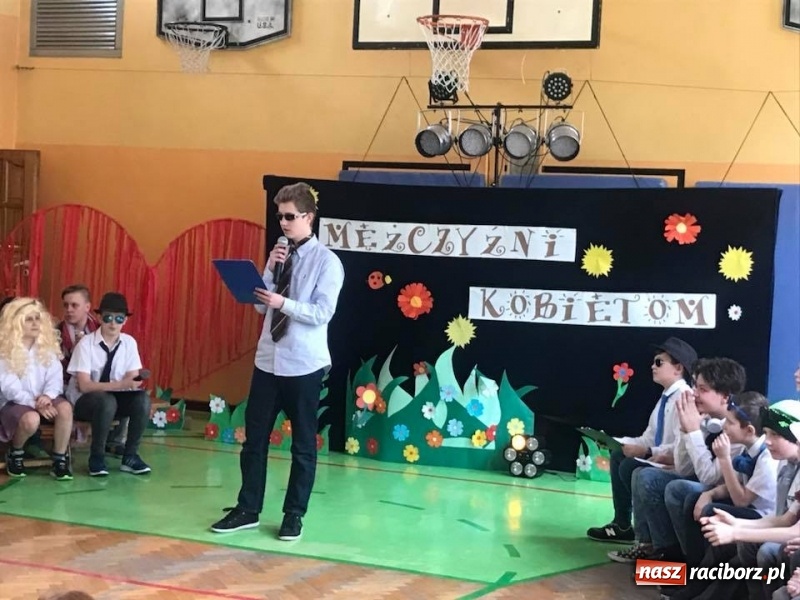 Zdjęcie w galerii na portalu naszraciborz.pl: Mężczyźni Kobietom w SP 13 wiadomości z regionu