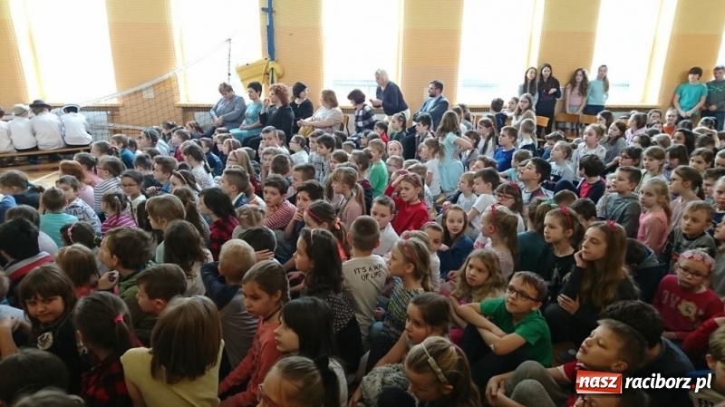 Zdjęcie w galerii na portalu naszraciborz.pl: Mężczyźni Kobietom w SP 13 wiadomości z regionu