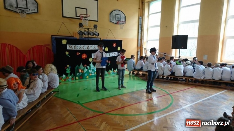 Zdjęcie w galerii na portalu naszraciborz.pl: Mężczyźni Kobietom w SP 13 wiadomości z regionu