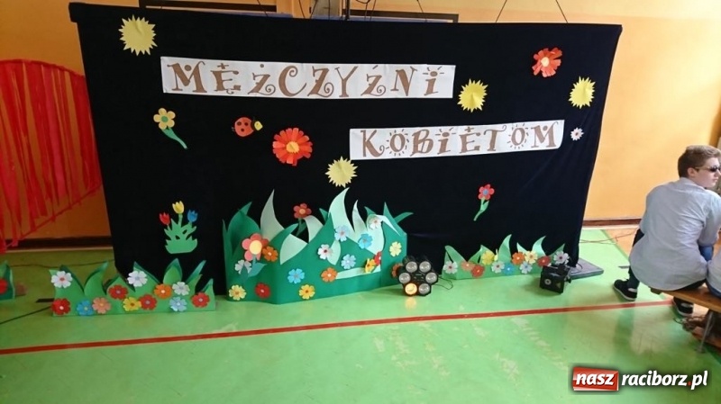 Zdjęcie w galerii na portalu naszraciborz.pl: Mężczyźni Kobietom w SP 13 wiadomości z regionu