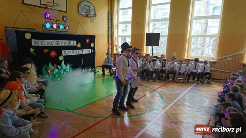 Zdjęcie w galerii na portalu naszraciborz.pl: Mężczyźni Kobietom w SP 13 wiadomości z regionu