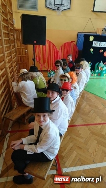 Zdjęcie w galerii na portalu naszraciborz.pl: Mężczyźni Kobietom w SP 13 wiadomości z regionu
