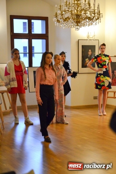 Zdjęcie w galerii na portalu naszraciborz.pl: Kobieta zmienną jest - nowa wystawa na zamku  wiadomości z regionu