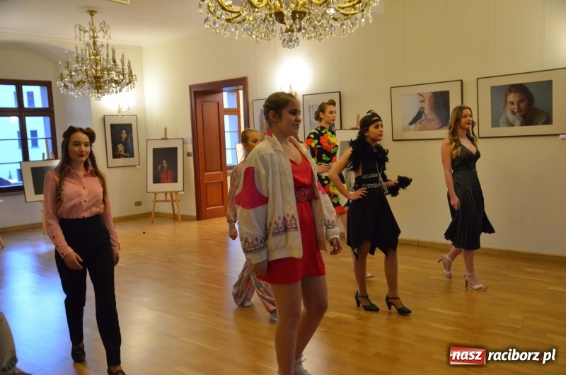 Zdjęcie w galerii na portalu naszraciborz.pl: Kobieta zmienną jest - nowa wystawa na zamku  wiadomości z regionu