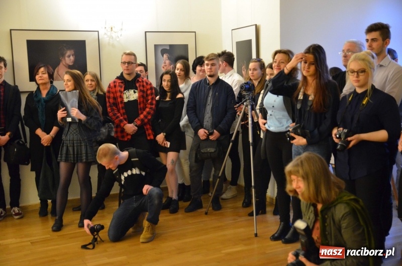 Zdjęcie w galerii na portalu naszraciborz.pl: Kobieta zmienną jest - nowa wystawa na zamku  wiadomości z regionu