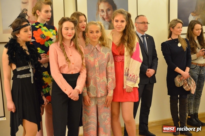 Zdjęcie w galerii na portalu naszraciborz.pl: Kobieta zmienną jest - nowa wystawa na zamku  wiadomości z regionu