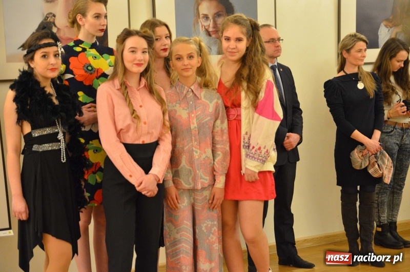 Zdjęcie w galerii na portalu naszraciborz.pl: Kobieta zmienną jest - nowa wystawa na zamku  wiadomości z regionu