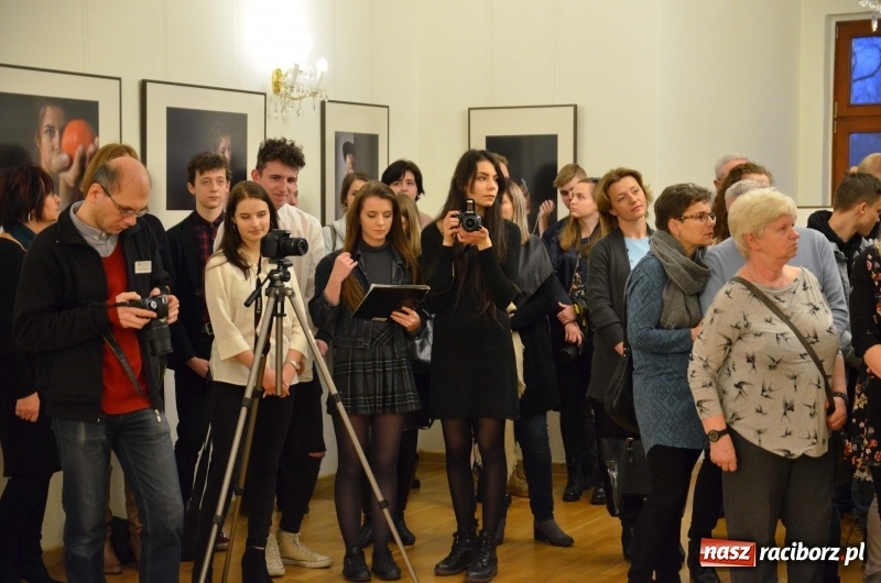 Zdjęcie w galerii na portalu naszraciborz.pl: Kobieta zmienną jest - nowa wystawa na zamku  wiadomości z regionu