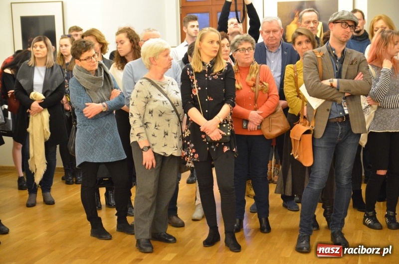 Zdjęcie w galerii na portalu naszraciborz.pl: Kobieta zmienną jest - nowa wystawa na zamku  wiadomości z regionu