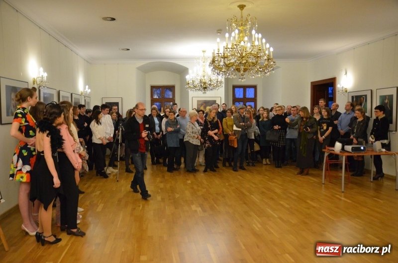 Zdjęcie w galerii na portalu naszraciborz.pl: Kobieta zmienną jest - nowa wystawa na zamku  wiadomości z regionu