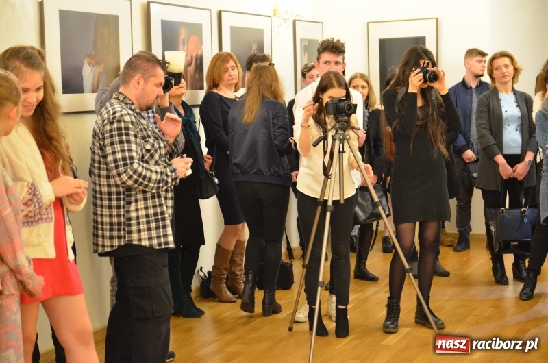 Zdjęcie w galerii na portalu naszraciborz.pl: Kobieta zmienną jest - nowa wystawa na zamku  wiadomości z regionu