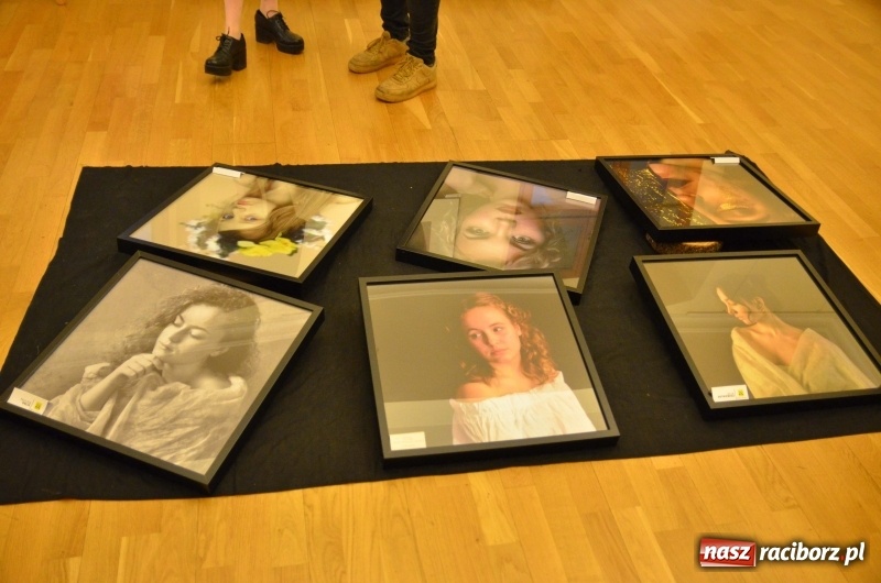 Zdjęcie w galerii na portalu naszraciborz.pl: Kobieta zmienną jest - nowa wystawa na zamku  wiadomości z regionu