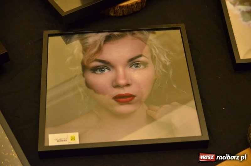 Zdjęcie w galerii na portalu naszraciborz.pl: Kobieta zmienną jest - nowa wystawa na zamku  wiadomości z regionu