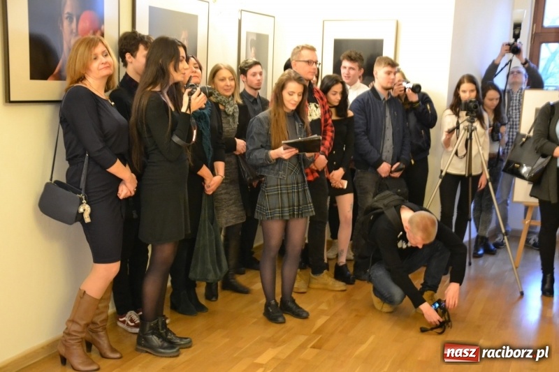 Zdjęcie w galerii na portalu naszraciborz.pl: Kobieta zmienną jest - nowa wystawa na zamku  wiadomości z regionu