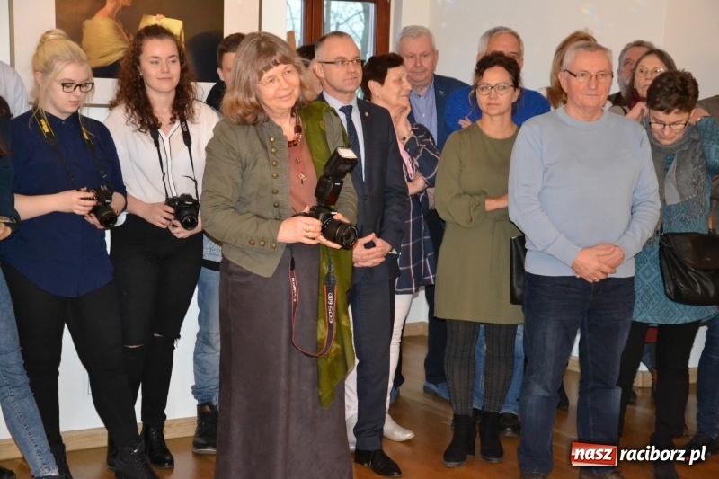 Zdjęcie w galerii na portalu naszraciborz.pl: Kobieta zmienną jest - nowa wystawa na zamku  wiadomości z regionu