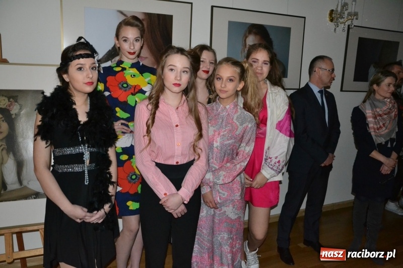 Zdjęcie w galerii na portalu naszraciborz.pl: Kobieta zmienną jest - nowa wystawa na zamku  wiadomości z regionu