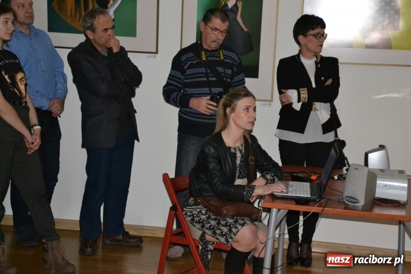 Zdjęcie w galerii na portalu naszraciborz.pl: Kobieta zmienną jest - nowa wystawa na zamku  wiadomości z regionu