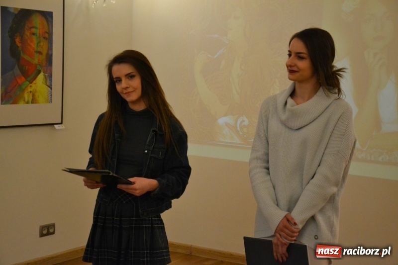 Zdjęcie w galerii na portalu naszraciborz.pl: Kobieta zmienną jest - nowa wystawa na zamku  wiadomości z regionu