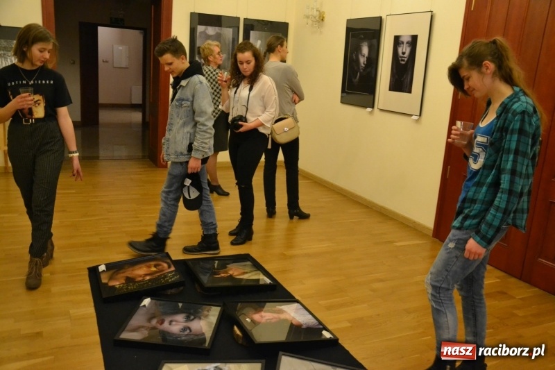 Zdjęcie w galerii na portalu naszraciborz.pl: Kobieta zmienną jest - nowa wystawa na zamku  wiadomości z regionu