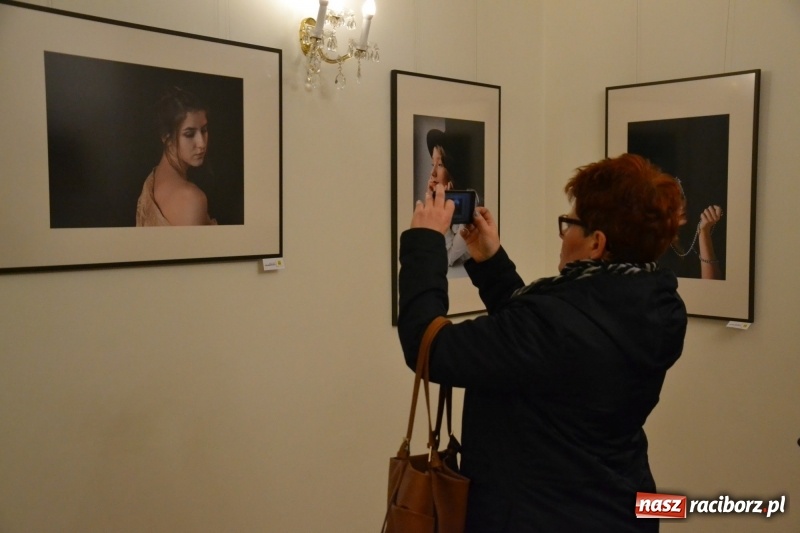 Zdjęcie w galerii na portalu naszraciborz.pl: Kobieta zmienną jest - nowa wystawa na zamku  wiadomości z regionu