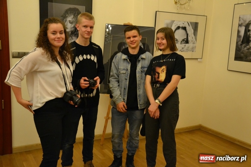 Zdjęcie w galerii na portalu naszraciborz.pl: Kobieta zmienną jest - nowa wystawa na zamku  wiadomości z regionu