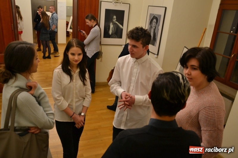 Zdjęcie w galerii na portalu naszraciborz.pl: Kobieta zmienną jest - nowa wystawa na zamku  wiadomości z regionu