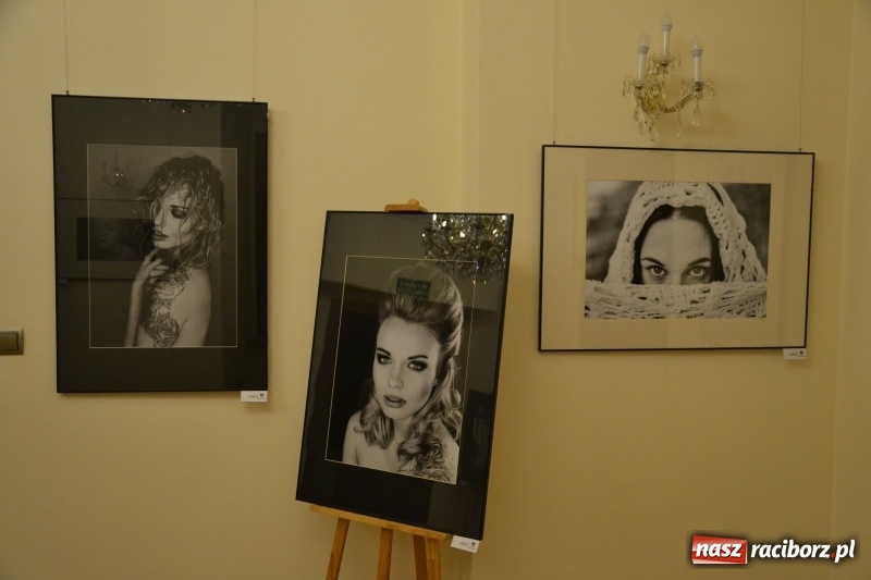 Zdjęcie w galerii na portalu naszraciborz.pl: Kobieta zmienną jest - nowa wystawa na zamku  wiadomości z regionu