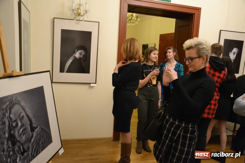 Zdjęcie w galerii na portalu naszraciborz.pl: Kobieta zmienną jest - nowa wystawa na zamku  wiadomości z regionu