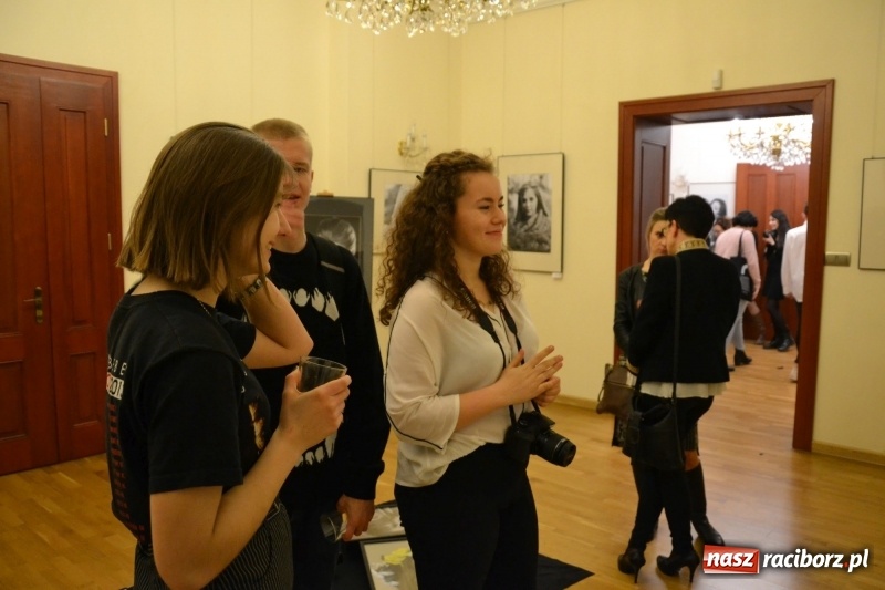 Zdjęcie w galerii na portalu naszraciborz.pl: Kobieta zmienną jest - nowa wystawa na zamku  wiadomości z regionu