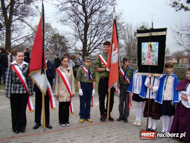 Zdjęcie w galerii na portalu naszraciborz.pl: Mieszkańcy Kuźni oddali hołd ofiarom wiadomości z regionu