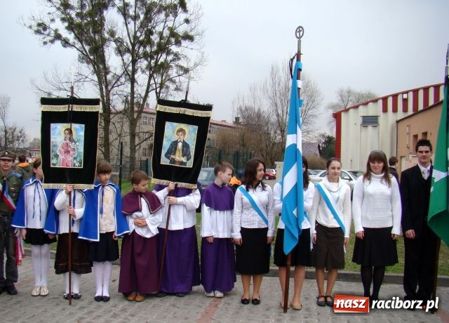 Zdjęcie w galerii na portalu naszraciborz.pl: Mieszkańcy Kuźni oddali hołd ofiarom wiadomości z regionu
