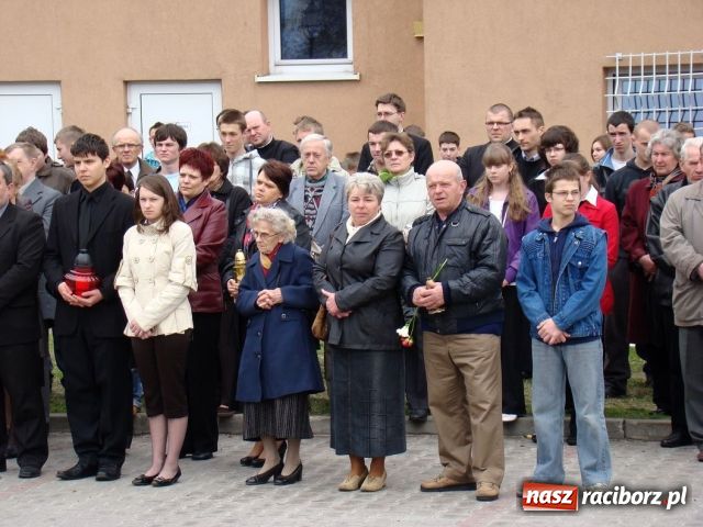 Zdjęcie w galerii na portalu naszraciborz.pl: Mieszkańcy Kuźni oddali hołd ofiarom wiadomości z regionu