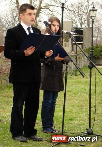 Zdjęcie w galerii na portalu naszraciborz.pl: Mieszkańcy Kuźni oddali hołd ofiarom wiadomości z regionu