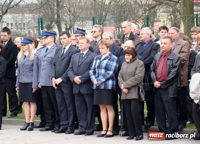 Zdjęcie w galerii na portalu naszraciborz.pl: Mieszkańcy Kuźni oddali hołd ofiarom wiadomości z regionu