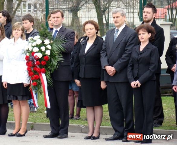 Zdjęcie w galerii na portalu naszraciborz.pl: Mieszkańcy Kuźni oddali hołd ofiarom wiadomości z regionu