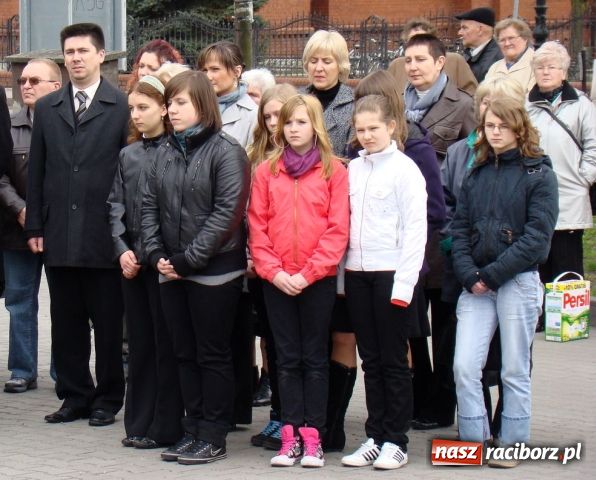 Zdjęcie w galerii na portalu naszraciborz.pl: Mieszkańcy Kuźni oddali hołd ofiarom wiadomości z regionu