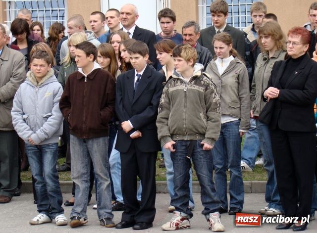 Zdjęcie w galerii na portalu naszraciborz.pl: Mieszkańcy Kuźni oddali hołd ofiarom wiadomości z regionu