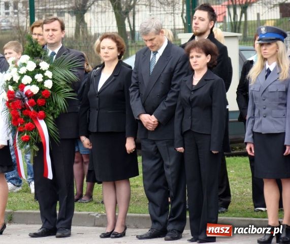 Zdjęcie w galerii na portalu naszraciborz.pl: Mieszkańcy Kuźni oddali hołd ofiarom wiadomości z regionu