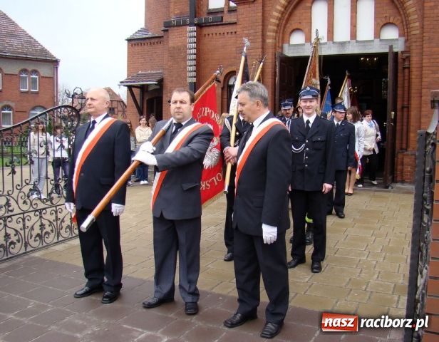 Zdjęcie w galerii na portalu naszraciborz.pl: Mieszkańcy Kuźni oddali hołd ofiarom wiadomości z regionu