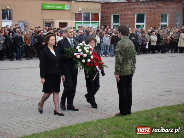 Zdjęcie w galerii na portalu naszraciborz.pl: Mieszkańcy Kuźni oddali hołd ofiarom wiadomości z regionu