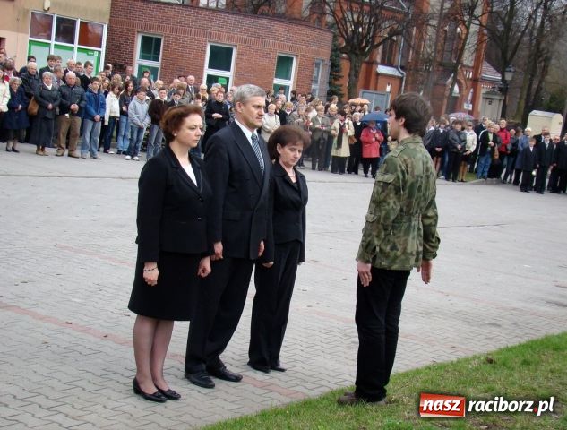 Zdjęcie w galerii na portalu naszraciborz.pl: Mieszkańcy Kuźni oddali hołd ofiarom wiadomości z regionu
